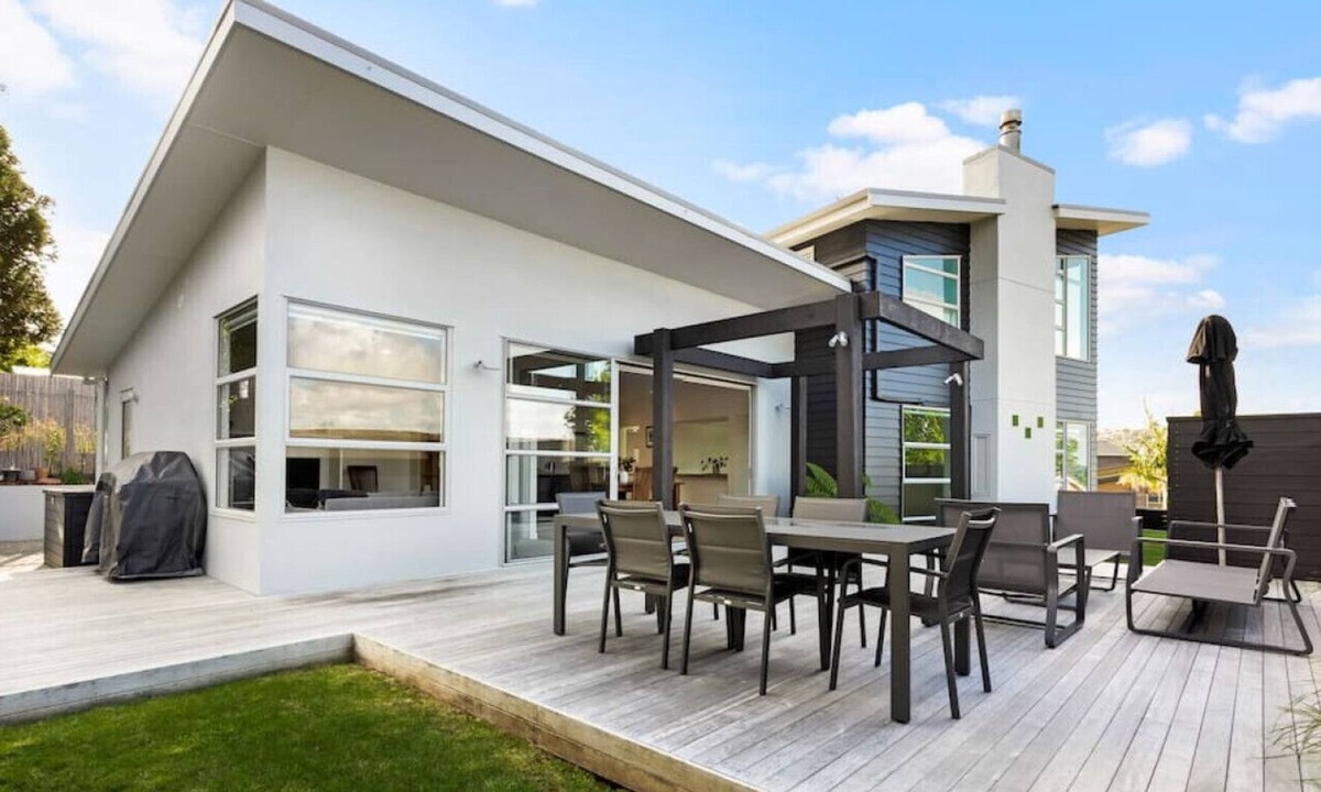 Massey House | Royal Ridge with seaview, deck and parking