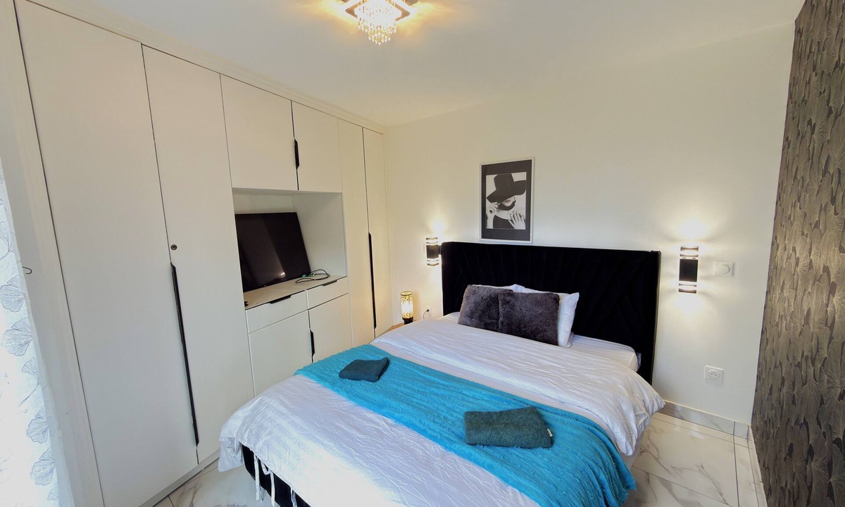 Le Bourget Apartment | Royal Sapphire Apartment With Royal Garden