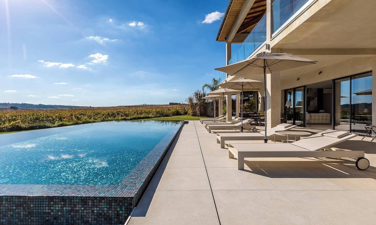 Plaissan Bed & Breakfast | Royal Tiki Lodges