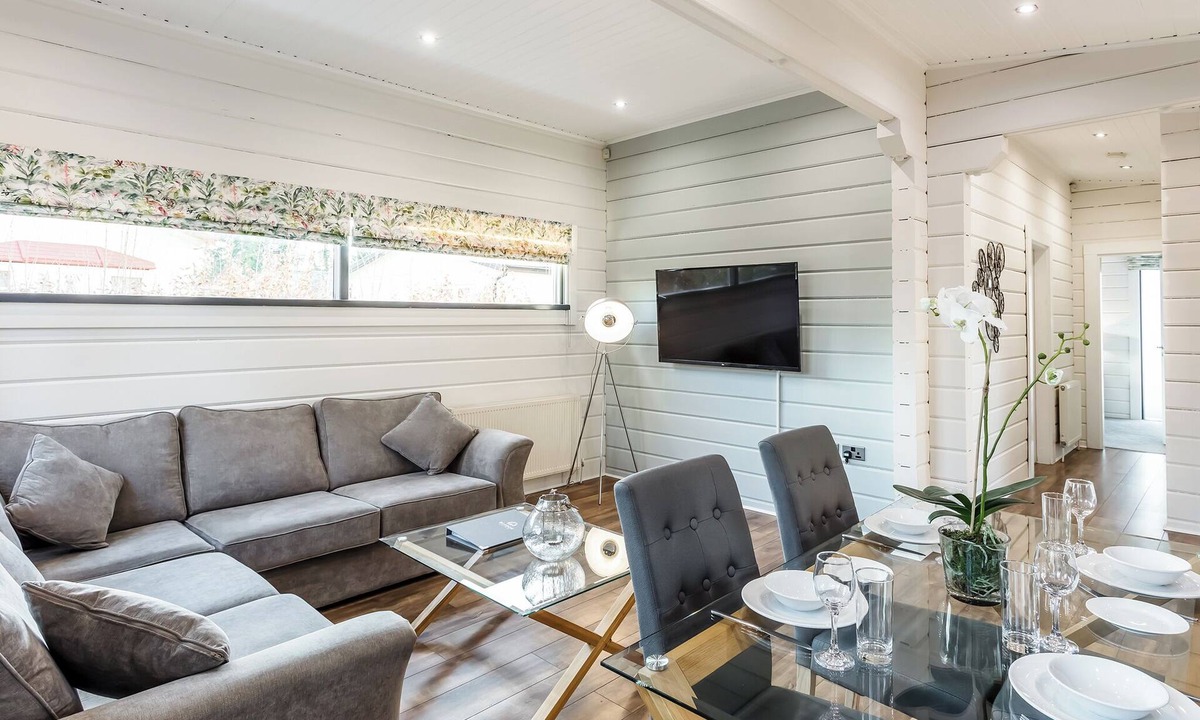 Harlow Apartment | Roydon Two Bedroom Lodge with Hot Tub