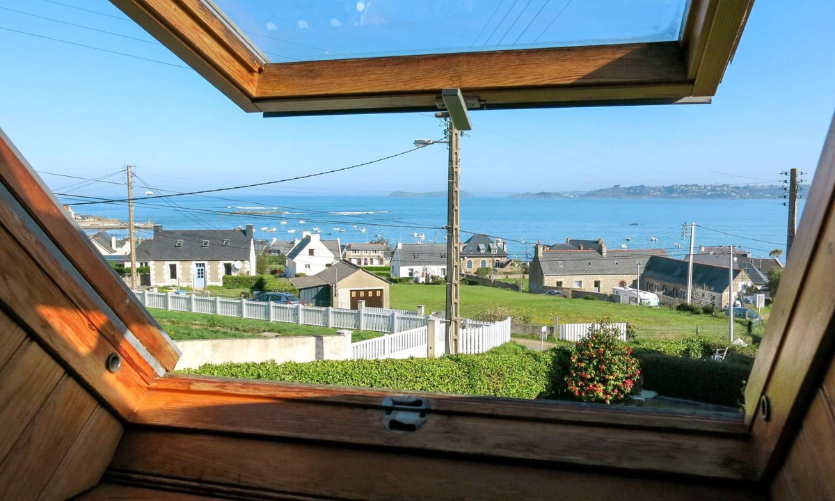 Tredrez-Locquemeau House | Roz Amor by Interhome