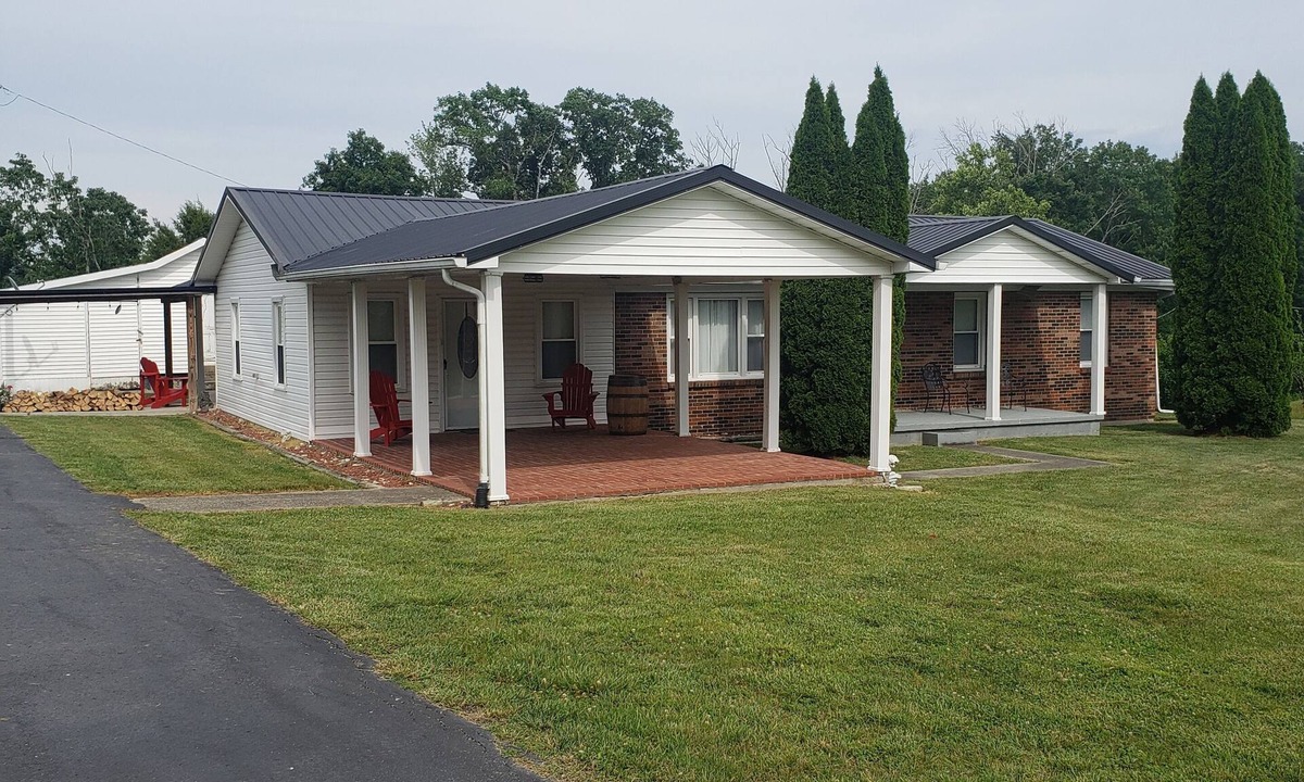 Stanton House | RRG Remote Hilltop Charm-Wifi -HotTub, and awesome views!