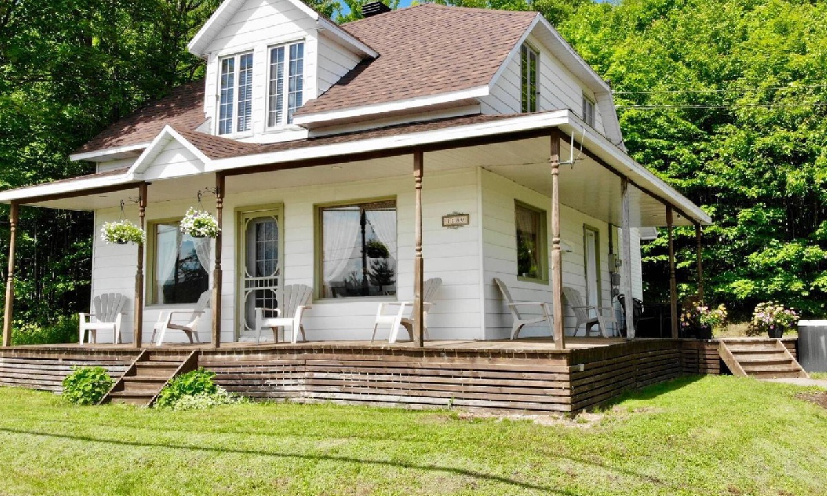 Saint-Leonard-de-Portneuf Ski Chalet | Rrustically decorated chalet on two floors with 4 bedrooms.