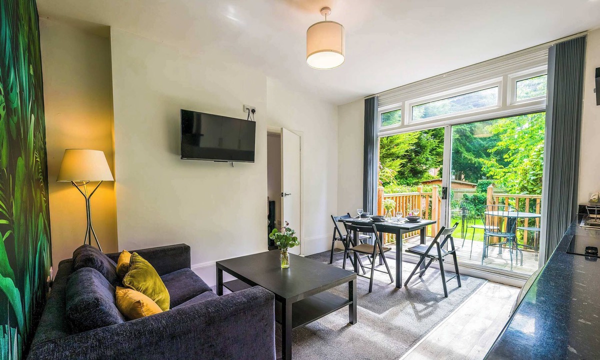 Moseley Apartment | Ruby Suite Moseley Mews by STAE-Homes