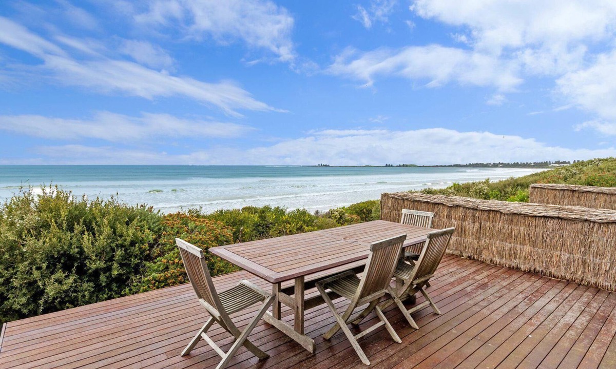 Port Fairy House | Rubys Beachfront - Absolute Eastern Beach Frontage