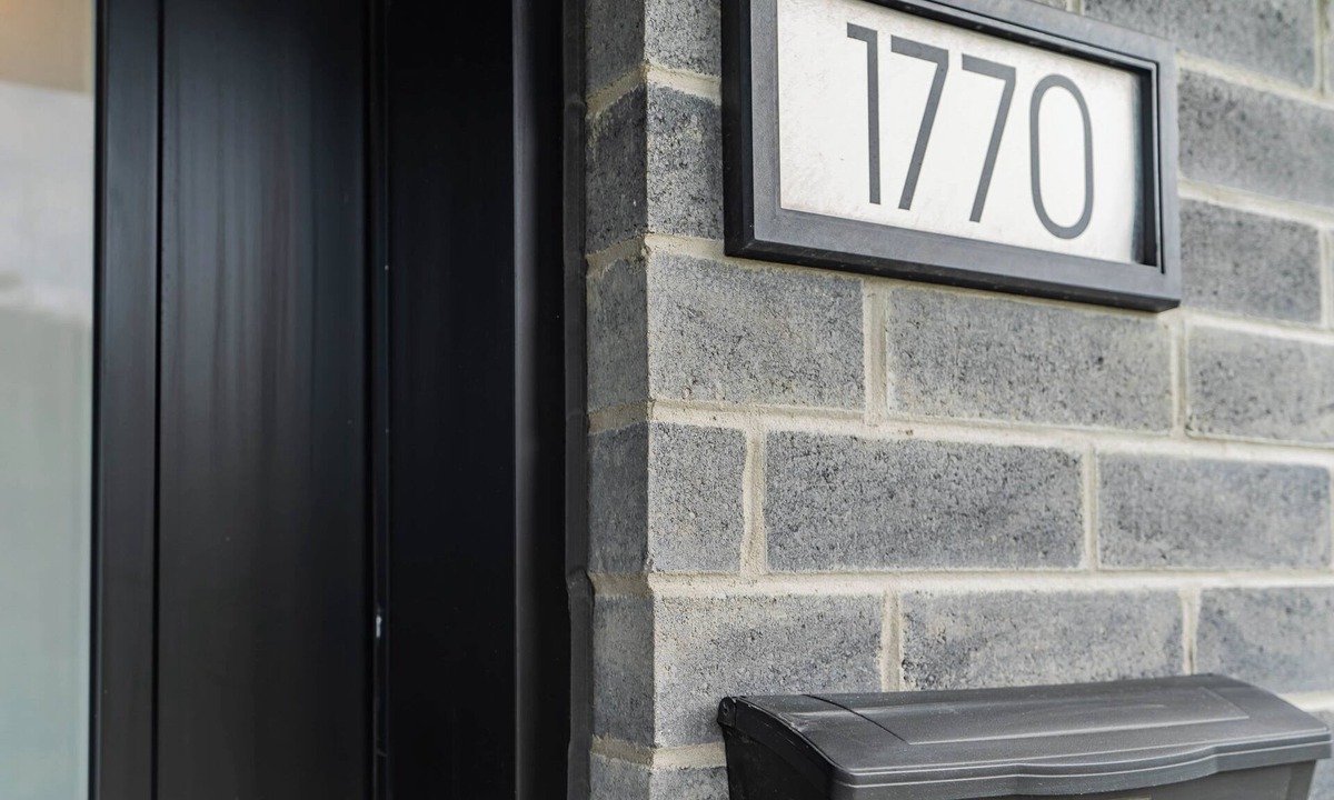 Lafleche Apartment | Rue Balmoral Downtown Haven – Near Festivals & Metro