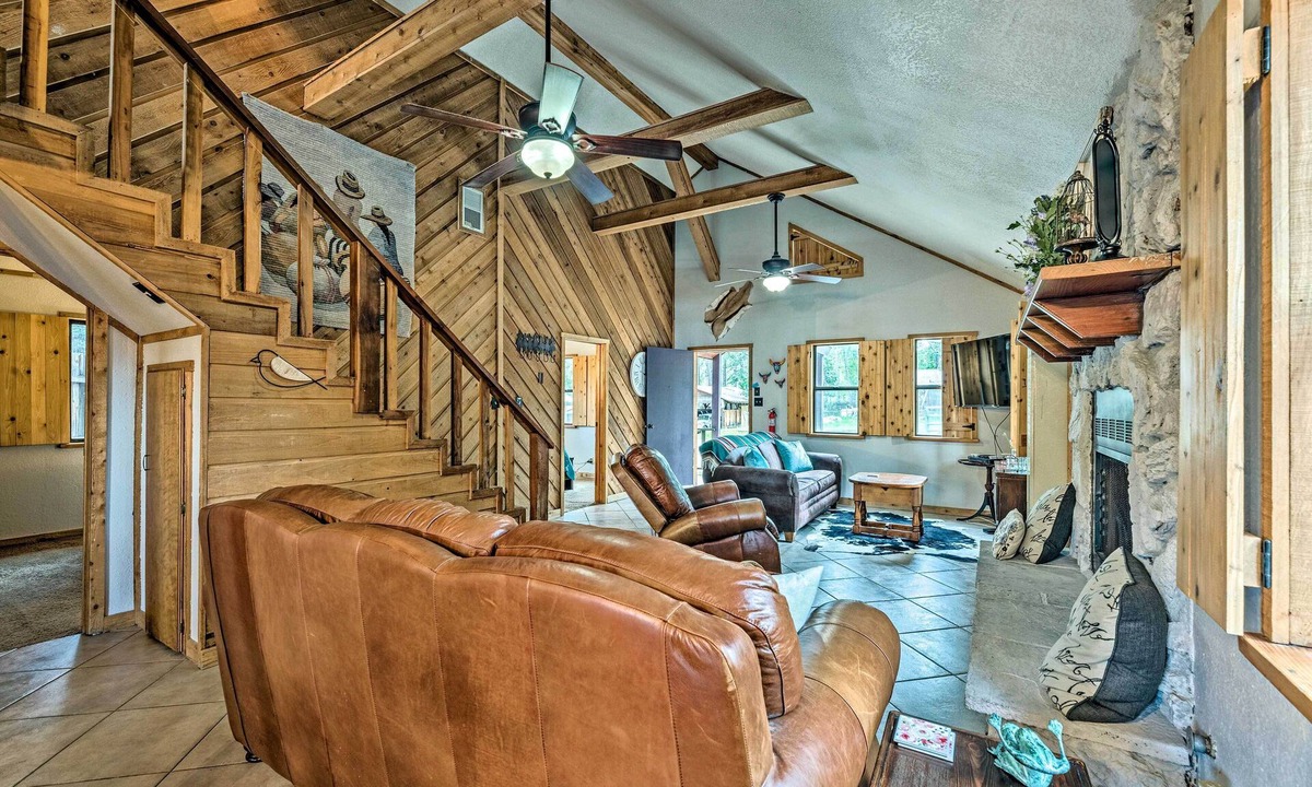 Ruidoso Cottage | Ruidoso Cabin w/Deck & Grill - Walk to Town!
