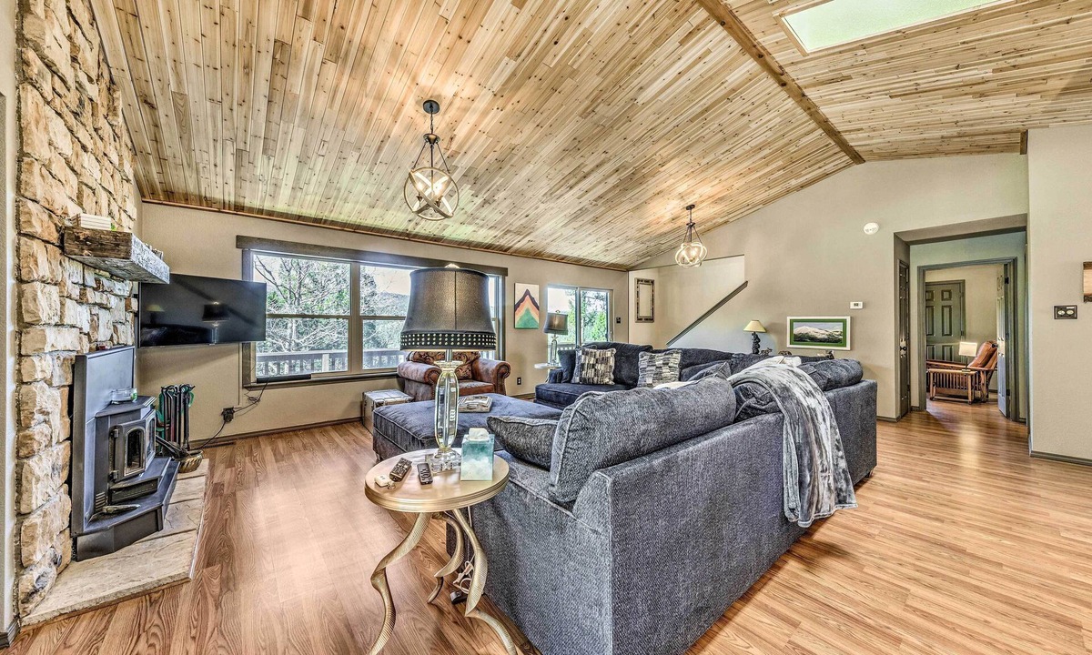 Ruidoso House | Ruidoso 'Memories Mountain Retreat' w/Hot Tub!