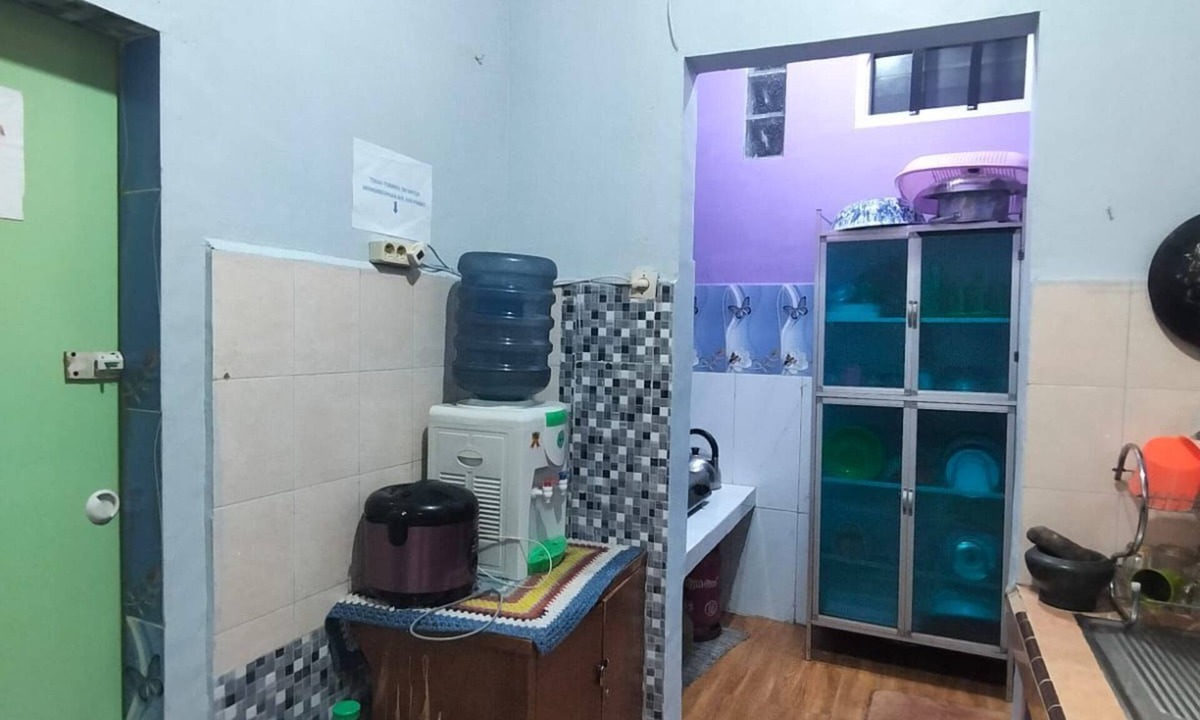 Berastagi Villa | Rumah dua lantai berwarna biru cerah tampak bercahaya di malam hari
