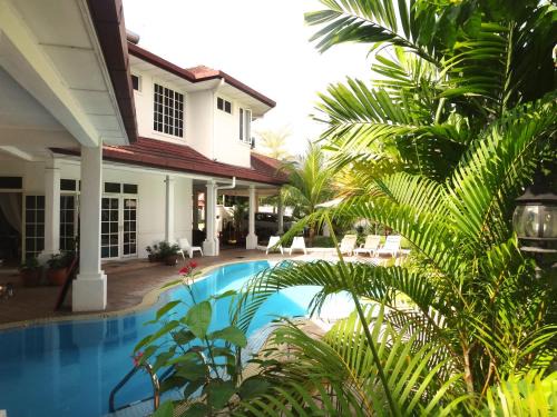Kota Warisan Bed & Breakfast | Rumah Putih near KLIA