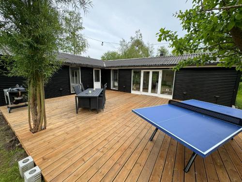 Grevinge House | Rummeligt sommerhus ved Lammefjorden - Stor terrasse, have & plads til 6 gæster