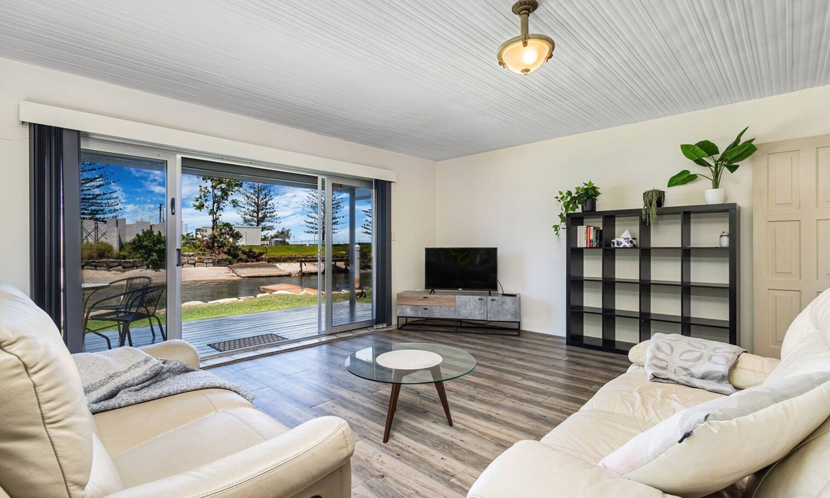 Runaway Bay Apartment | Runaway Bay Waterfront Delight