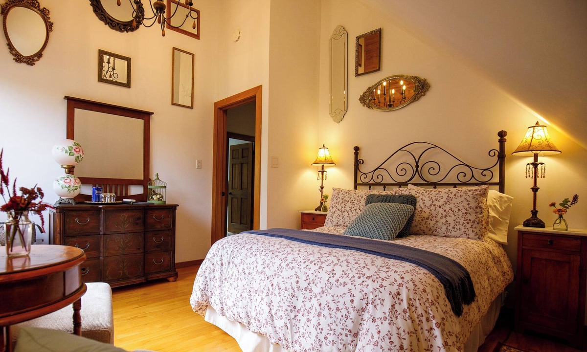 Bloomfield Bed & Breakfast | Runaway Rooster B&B - The Coop