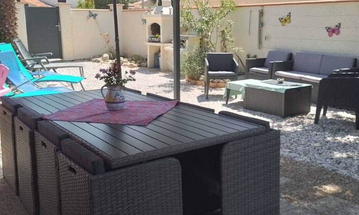 Saint-Cyprien Plage Villa | * RUNNING AND WALKING BEACH * enclosed garden * CLIM * WIFFI * PARKING *