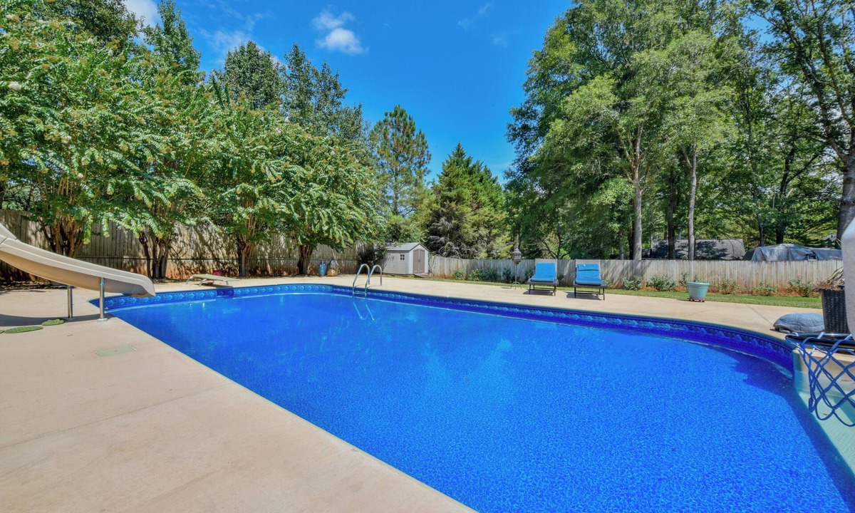 Northport House | Running Back Roost - Swimming Pool, Fenced in, & More!