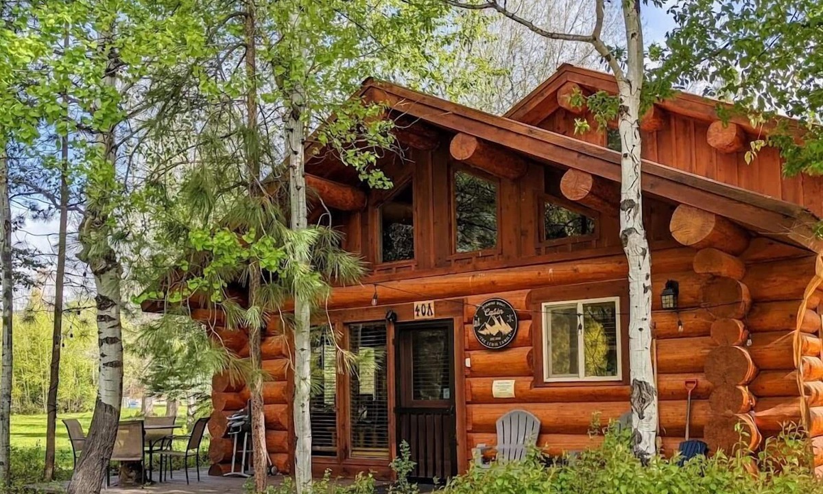Winthrop Cabin | Running Wolf Cabin – 2 BR w/trail access, pool/hot tub