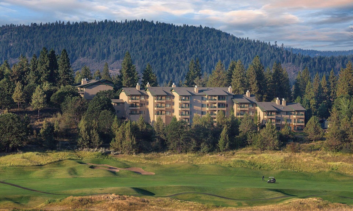 Klamath Falls Resort | Running Y! Breathtaking Mountain Views
