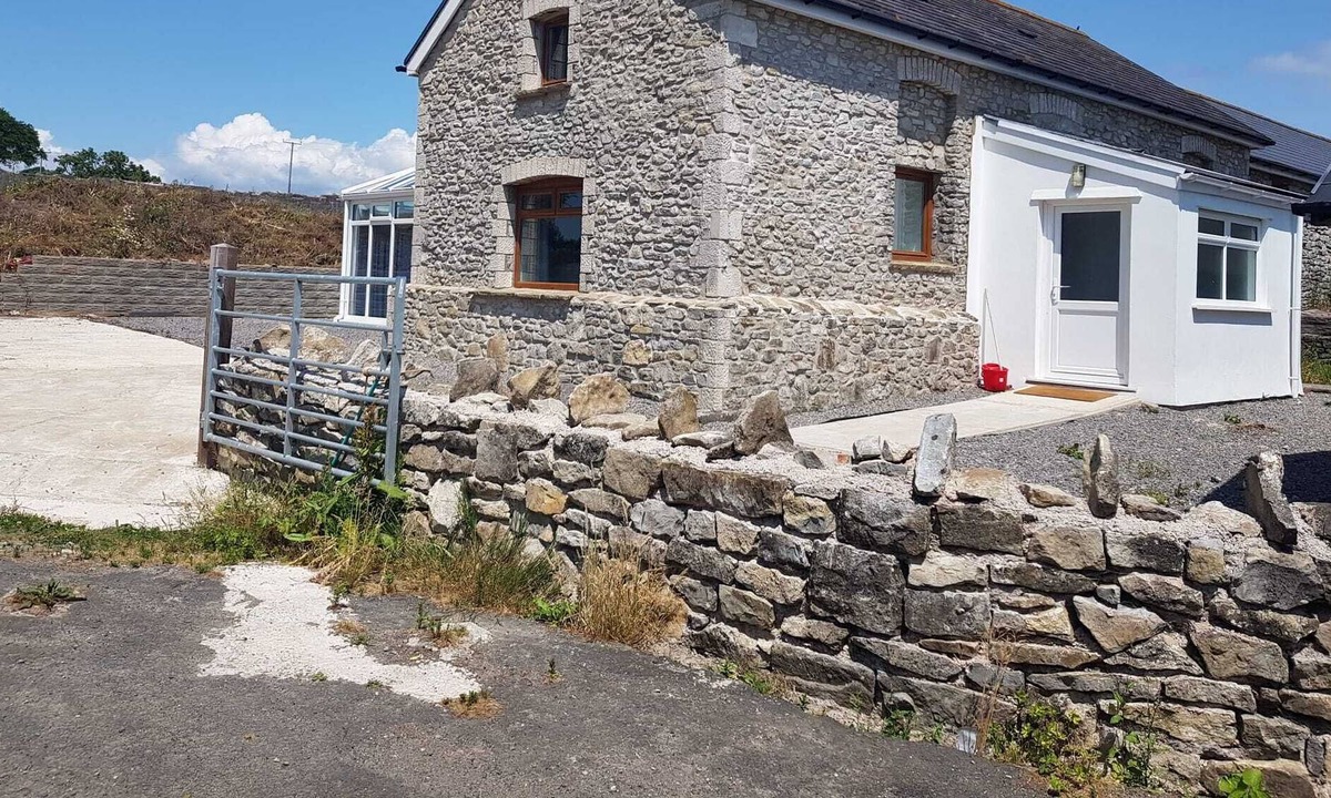 Cowbridge House | Rural Accommodation with a free pool table