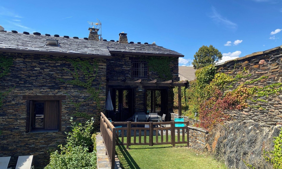 Majaelrayo Apartment | Rural apartment with private garden, fireplace, barbecue, jacuzzi and pool