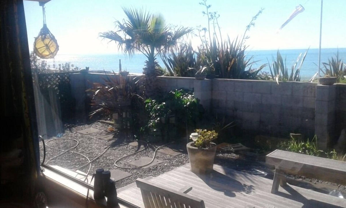 Te Awanga House | Rural/Beachfront Retreat