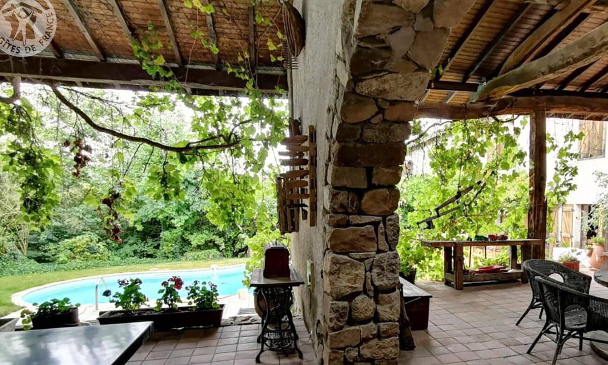 Essertines-en-Donzy Cottage | Rural Charm with Private Pool and Pets Allowed