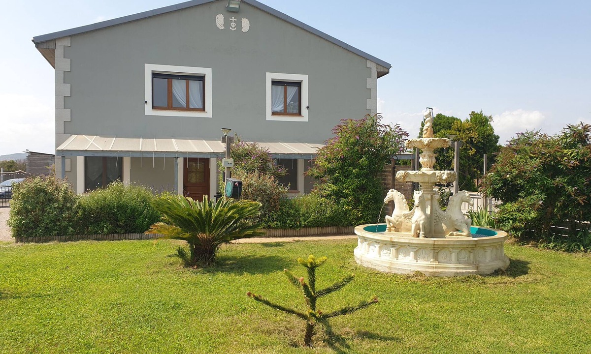 Villeneuve-les-Maguelone Cottage | Rural apartment in protected natural area near beaches