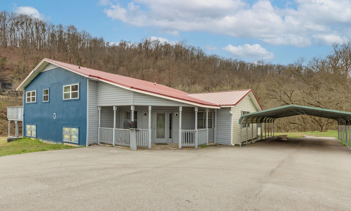 Berryville House | Rural Group Getaway w/Creek Access in Berryville!