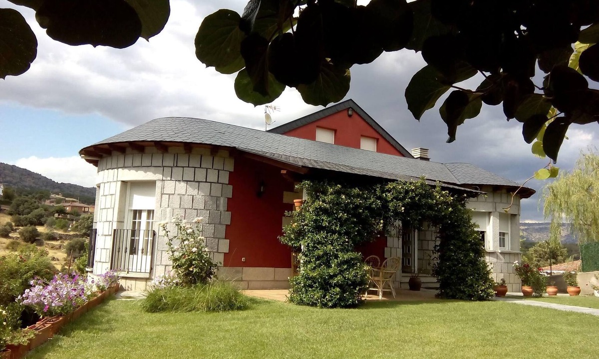 Santa Cruz de Pinares Ski Chalet | Rural House "Entrepinos". Ideal for family and groups. Private space with views