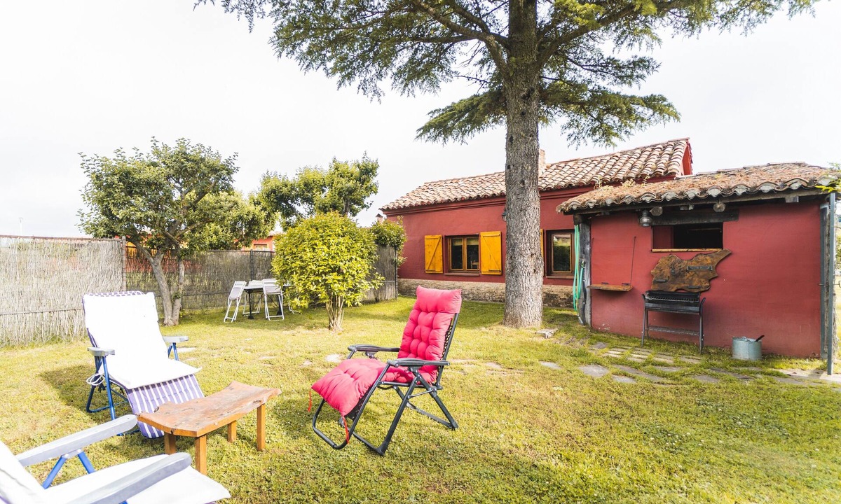 Castrejon de la Pena House | Rural House 'El Colono' with Mountain Views and Private Garden