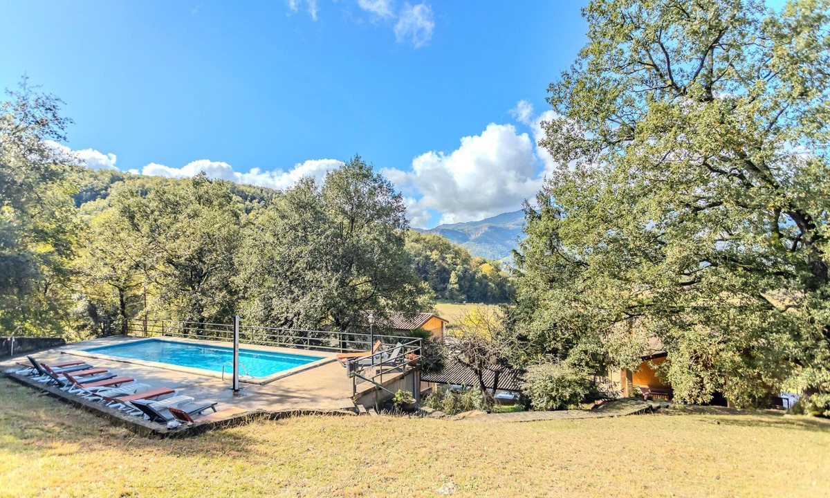 Sant Esteve d'en Bas House | Rural House 'Can Guidic' with Mountain Views, Private Pool and Wi-Fi