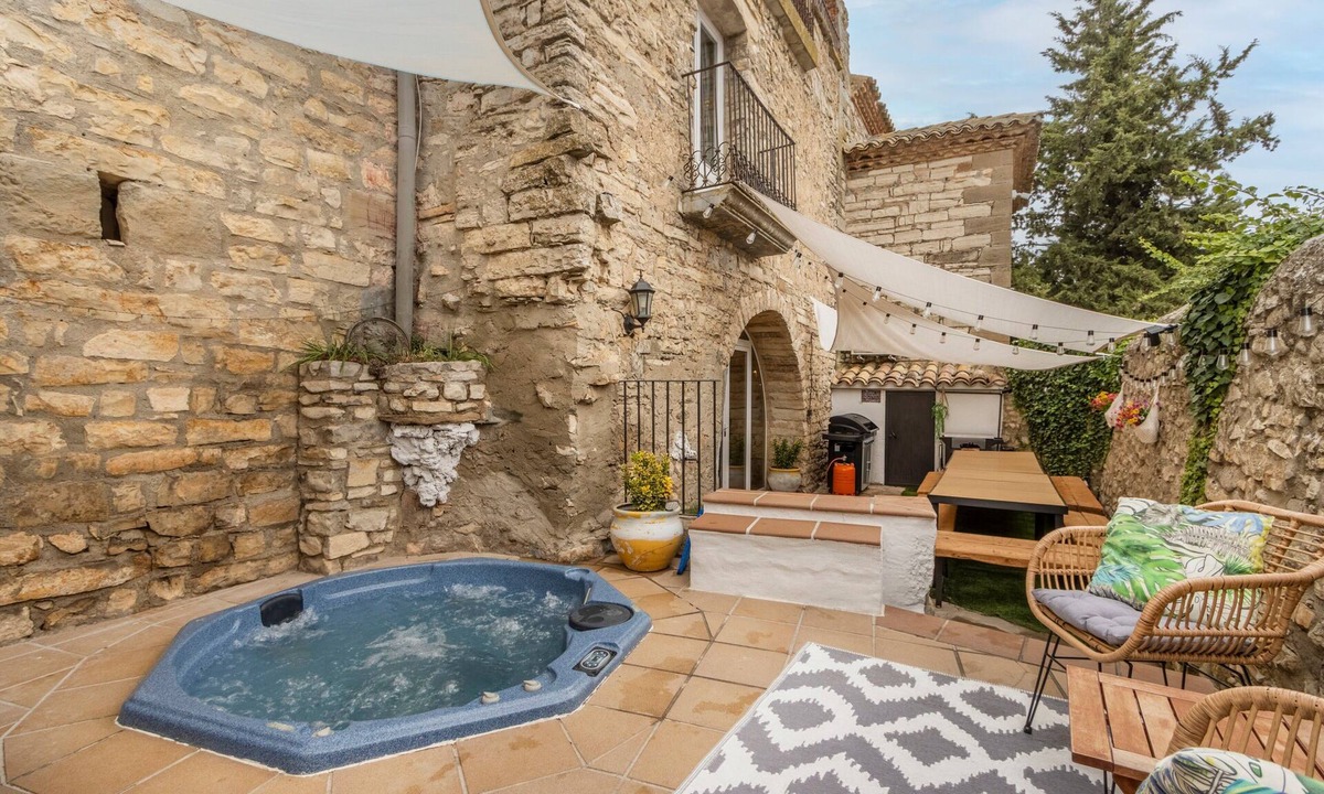 Sant Guim de la Plana House | Rural House 'La Rectoria De Vicfred' with Mountain Views, Wi-Fi & Air Conditioning