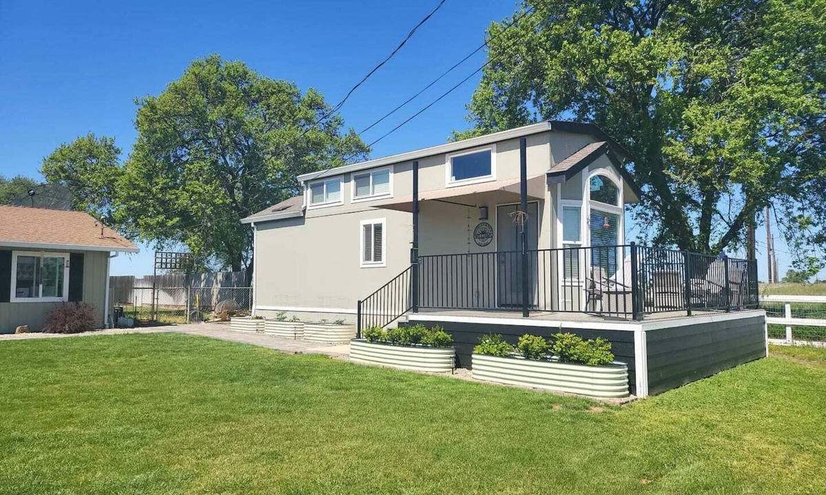 Lincoln House | Rural Lincoln Tiny House - country feel with fast freeway access