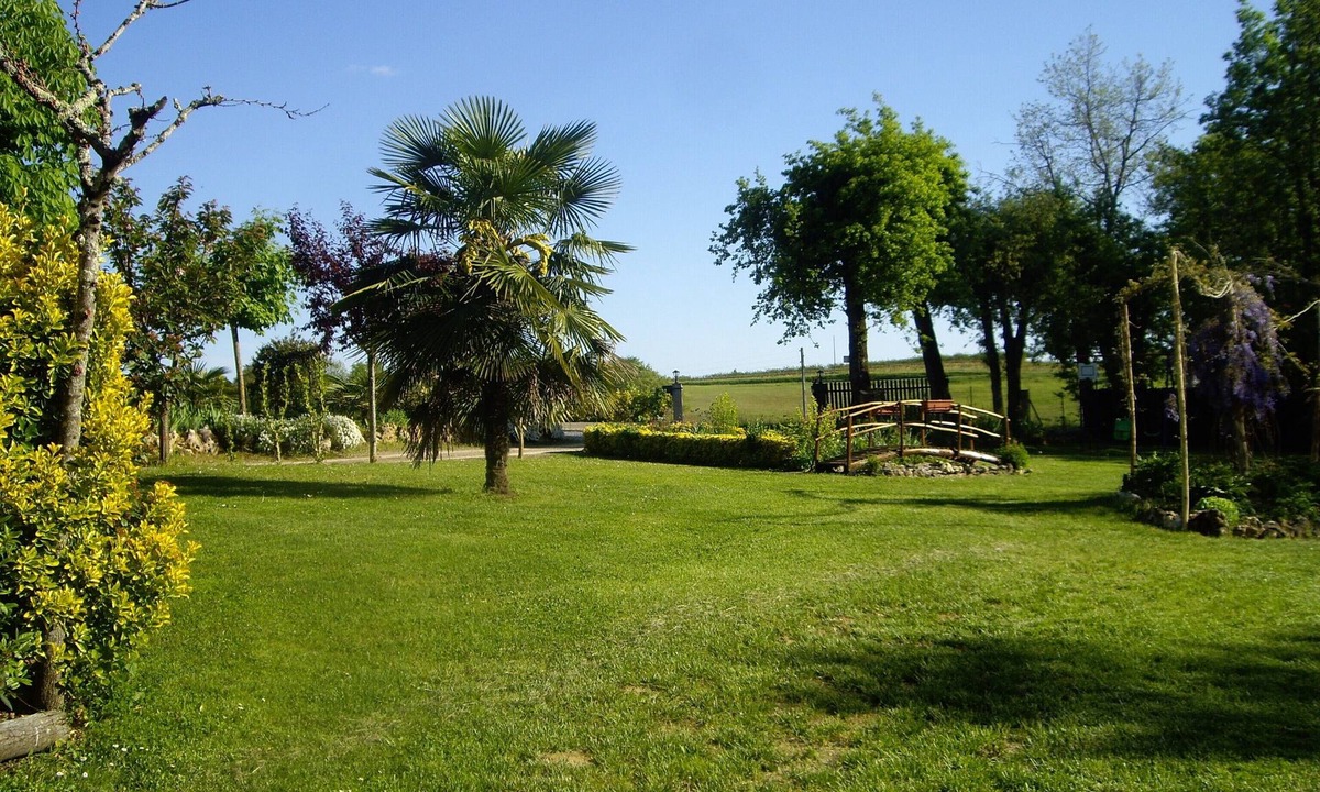 Puycornet Cottage | Rural lodging chenes in a cardre of greenery and flowers.