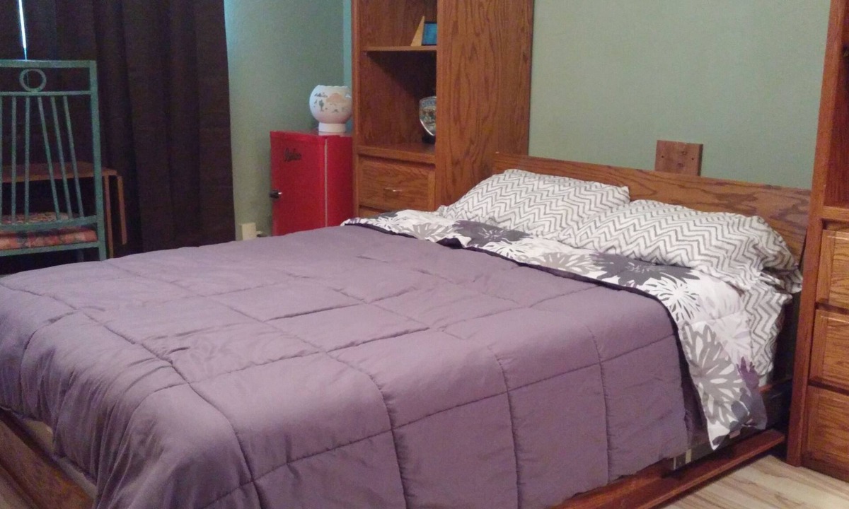 Dublin Bed & Breakfast | Rural Oasis - Murphy's Private Room & Shared Bathroom