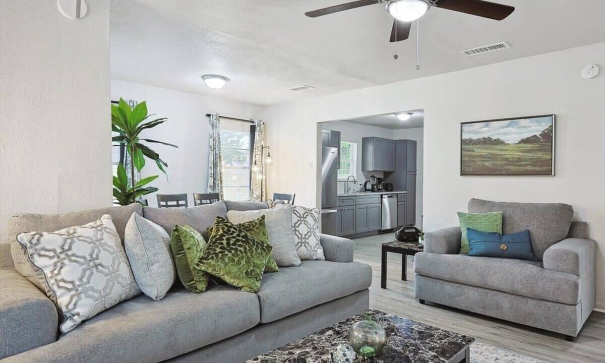 Azle House | Rural Serenity x Cozy Comfort - 3-BD,1-BA w Yard