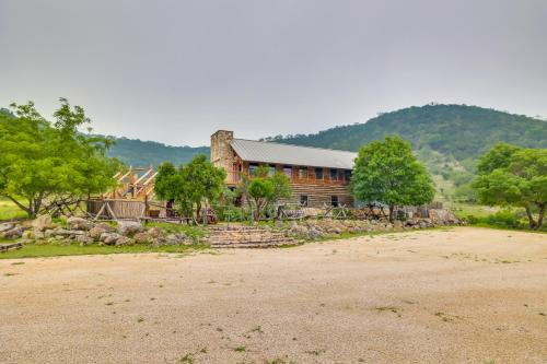 Tarpley Villa | Rural Texas Villa w/Hot Tub - Horses Welcome!