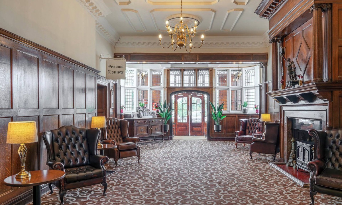 Horley Hotel | Russ Hill Hotel