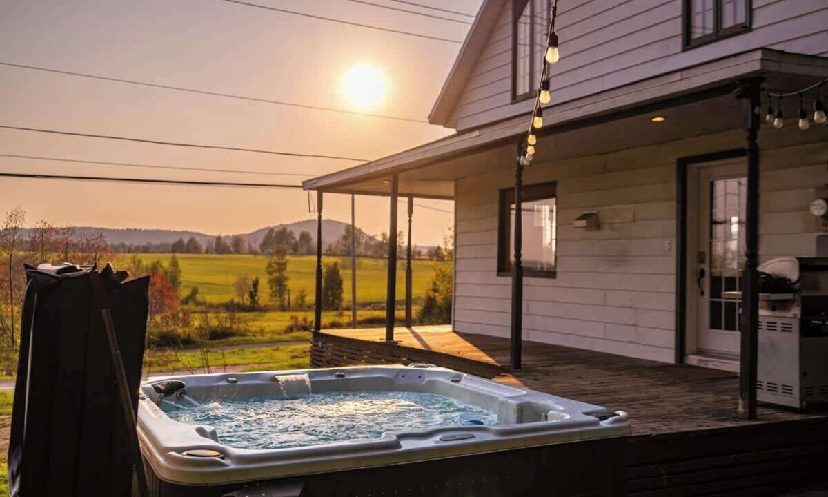 Saint-Leonard-de-Portneuf House | Rustic Chalet Hideaway, Hot Tub & Trail Access