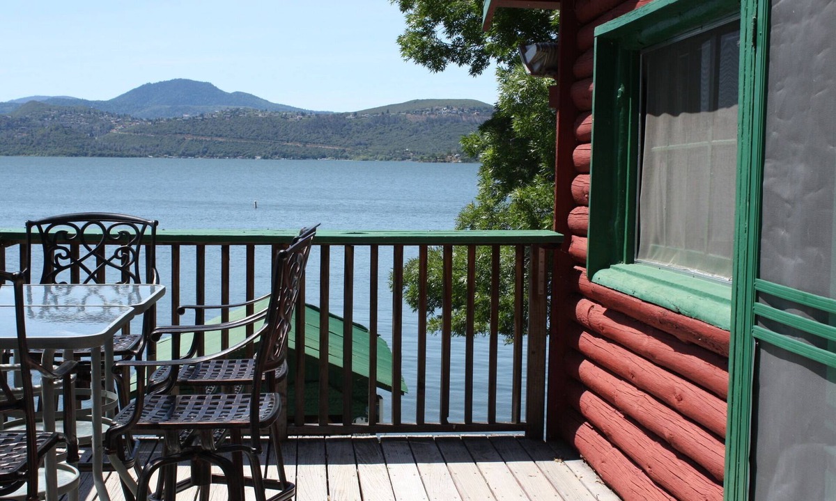 Clearlake Cabin | Rustic 1930s Log Cabin Sleeps Seven in Private Estate Setting