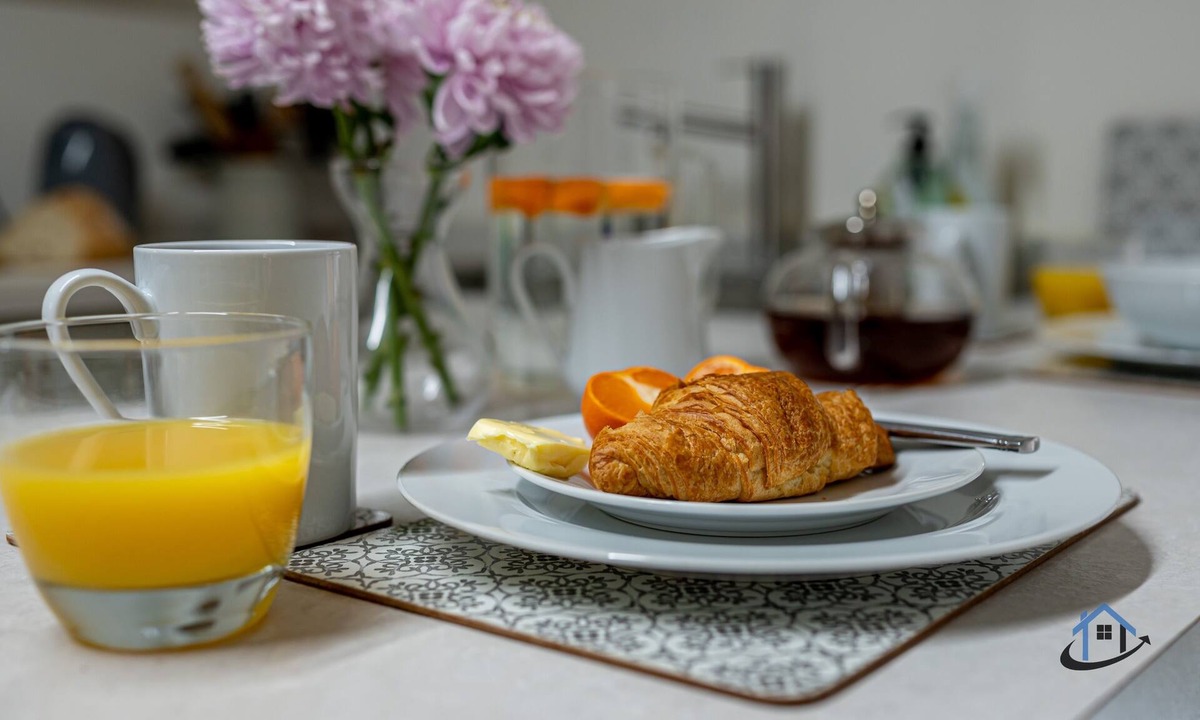 Caldecott Apartment | Rustic 2 bed flat, en-suite, parking, corporates