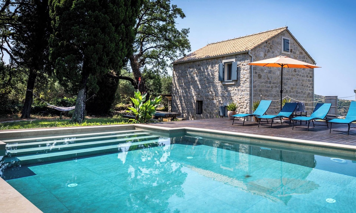Mlini Villa | Rustic 4 bedroom villa with all the modern amenities in quiet surrounding