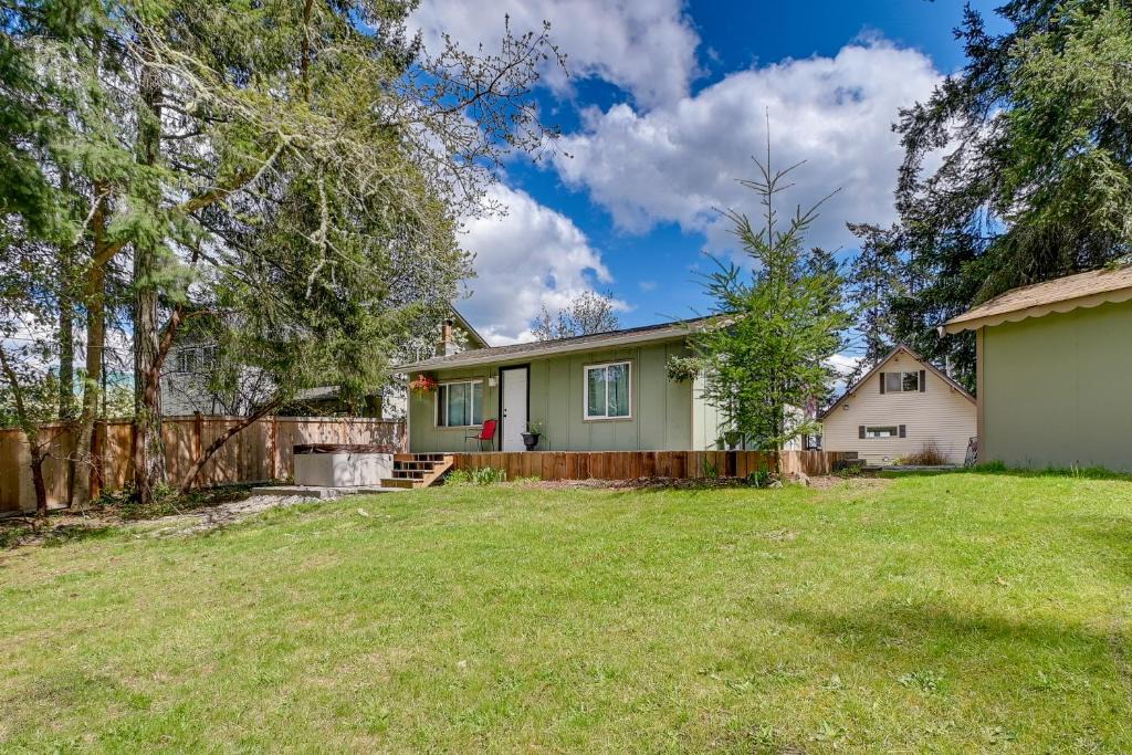 Allyn-Grapeview House | Rustic Allyn Cabin Private Isl Community with Kayak