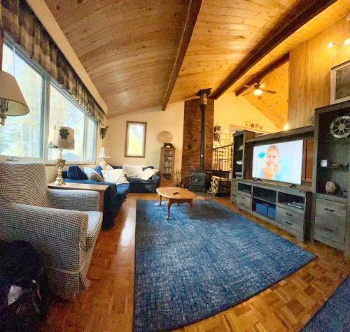 Algonquin Highlands House | Rustic and Spacious Lakefront Oasis in Nature