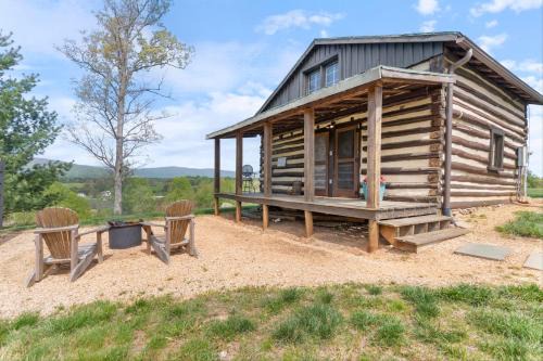 Batesville Apartment | Rustic Bailey's Retreat Cabin Near Wineries!