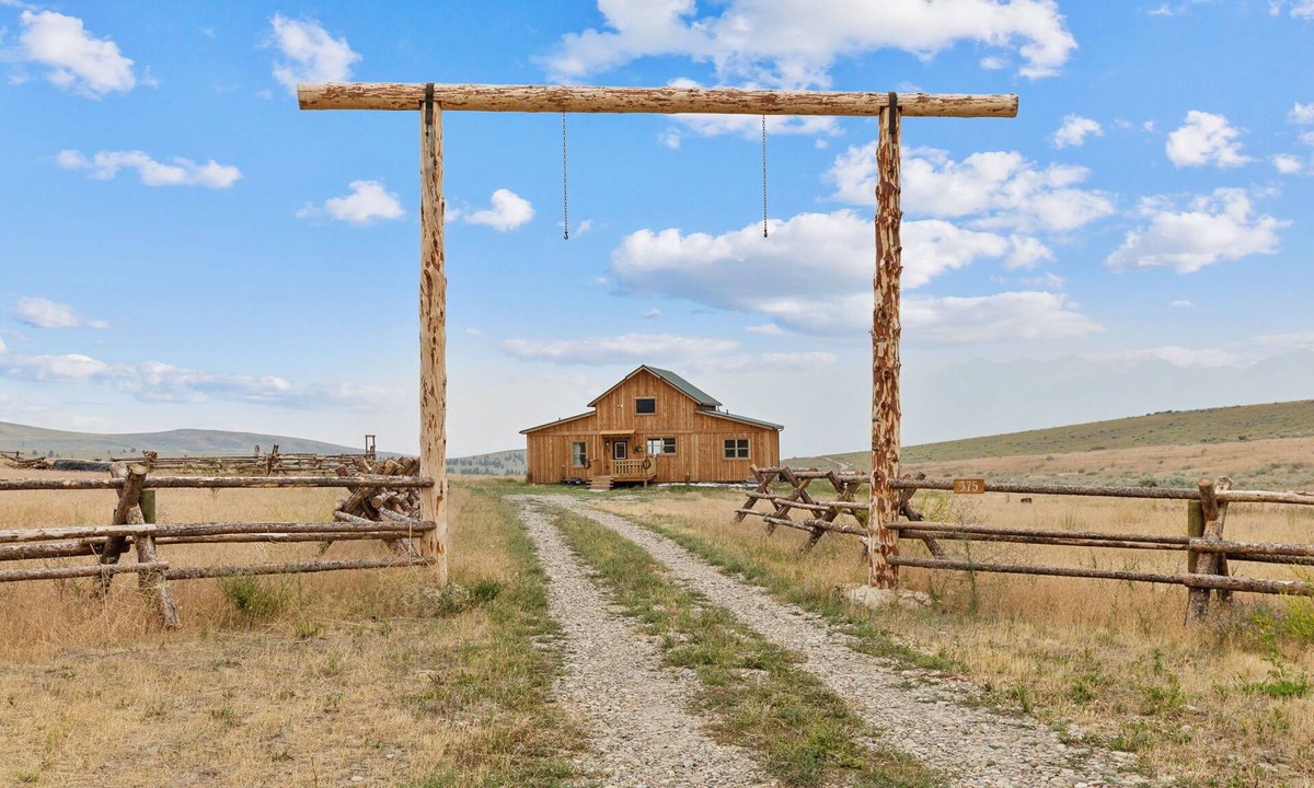 Stevensville House | Rustic Barn Retreat in Stevensville, Montana