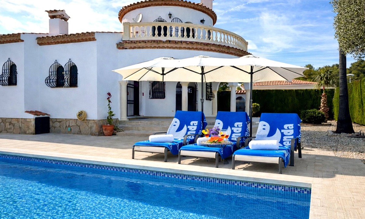Miami Platja Villa | RUSTIC BEACH with private swimming pool in green area