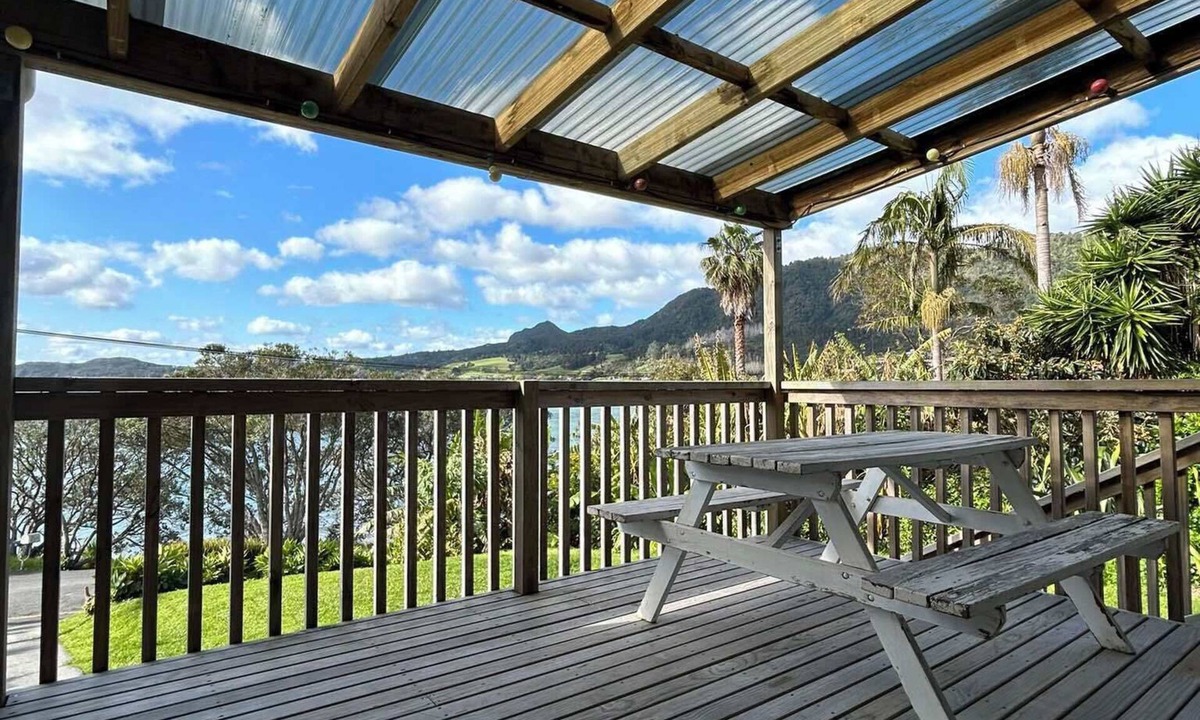 Whangarei Heads House | Rustic Beach House Getaway