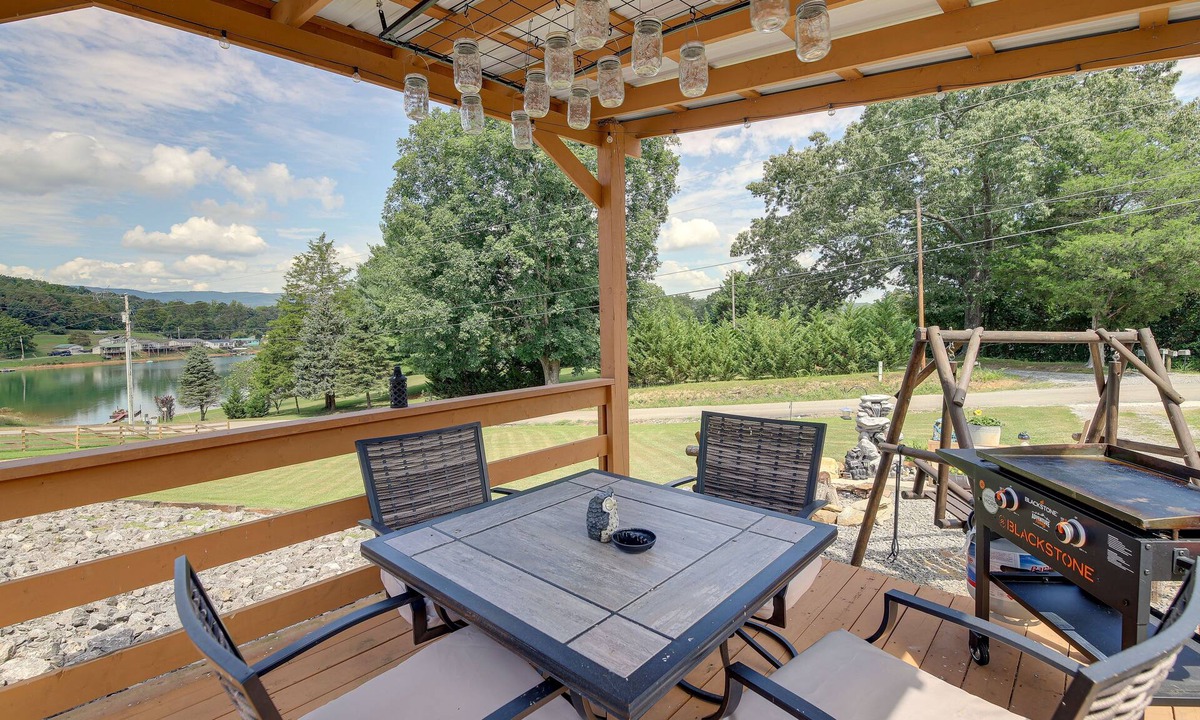 Bean Station Apartment | Rustic Bean Station Studio w/Deck & Water Views!