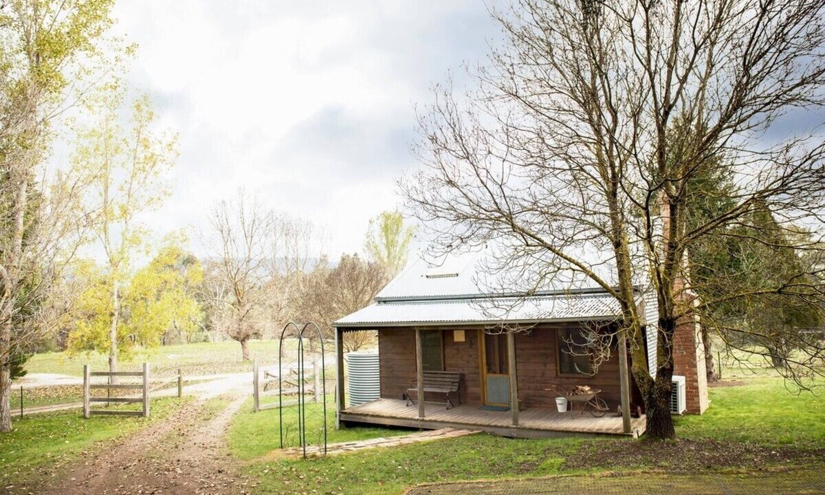Wooragee Cottage | Rustic beauty and modern comforts