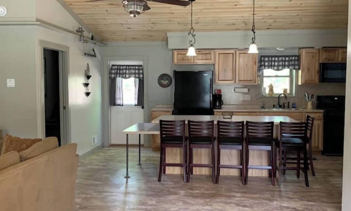 Cammal House | Rustic Bliss, New handicap accessible cabinnn